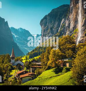 Eines der malerischsten Bergdörfer im tiefen Lauterbrunnental. Magische hohe Klippen und Wasserfälle im Hintergrund, Lauterbrunnen, Berner Stockfoto