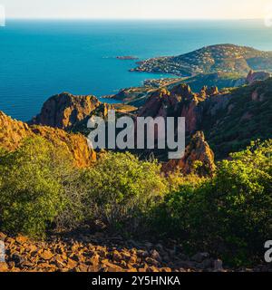 Einer der meistbesuchten Berggipfel in der Nähe von Cannes, PIC du Cap Roux. Wunderschöne rote Felsformationen und Meerblick vom Gipfel, Esterel-Massiv, in der Nähe von Sai Stockfoto