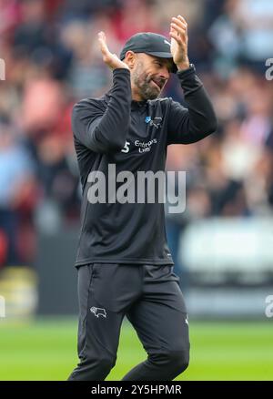 Sheffield, Großbritannien. September 2024. Derby County Manager Paul Warne begrüßt die Fans vor dem SKY Bet EFL Championship Match Sheffield United FC gegen Derby County FC in der Bramall Lane, Sheffield, England, Großbritannien am 21. September 2024 Credit: Every Second Media/Alamy Live News Stockfoto