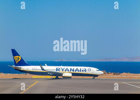 Ein Ryanair-Flugzeug auf der Landebahn am Flughafen Heraklion auf Kreta, Griechenland. Stockfoto