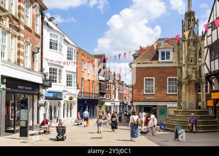 Winchester High Street UK mit Einkaufsmöglichkeiten in der Nähe des Buttercross im Stadtzentrum von Winchester Winchester UK Winchester Hampshire England GB Europa Stockfoto