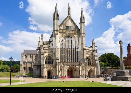 War Memorial Cross vor der Kathedrale von Winchester in der Nähe der Stadt Winchester Hampshire England Großbritannien GB Europa Stockfoto