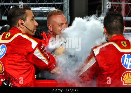 Singapur, Singapur. September 2024. Ferrari auf der Startaufstellung. Formel-1-Weltmeisterschaft, Rd 18, Grand Prix von Singapur, Sonntag, 22. September 2024. Marina Bay Street Circuit, Singapur. Quelle: James Moy/Alamy Live News Stockfoto