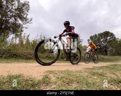 Girona, Spanien - 21. September 2024: Gruppen-Mountainbiker-Racer-Radfahren beim Marathon Cup BTT Stockfoto