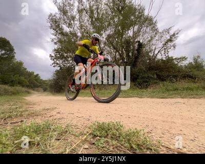 Girona, Spanien - 21. September 2024: Mountainbiker-Rennradfahren beim Marathon Cup BTT Stockfoto