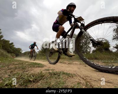 Girona, Spanien - 21. September 2024: Gruppen-Mountainbiker-Racer-Radfahren beim Marathon Cup BTT Stockfoto