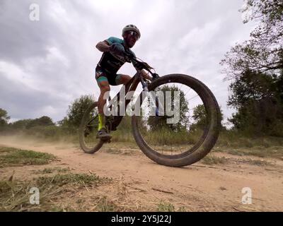 Girona, Spanien - 21. September 2024: Mountainbiker-Rennradfahren beim Marathon Cup BTT Stockfoto