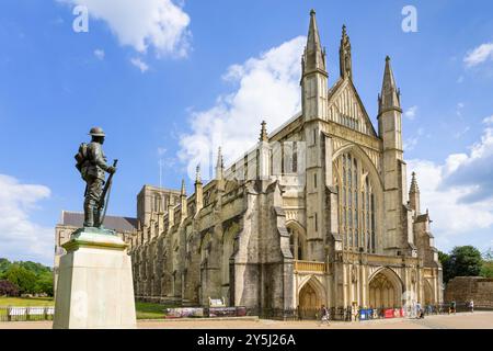 Westfassade der Winchester Cathedral und das King's Royal Rifle Corps war Memorial in der Kathedrale in der Nähe von Winchester Hampshire England Großbritannien GB Europa Stockfoto