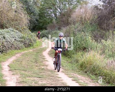 Girona, Spanien - 21. September 2024: Gruppen-Mountainbiker-Racer-Radfahren beim Marathon Cup BTT Stockfoto