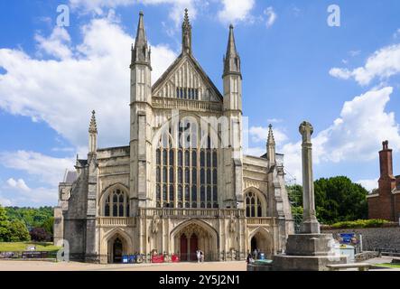 War Memorial Cross vor der Kathedrale von Winchester in der Nähe der Stadt Winchester Hampshire England Großbritannien GB Europa Stockfoto