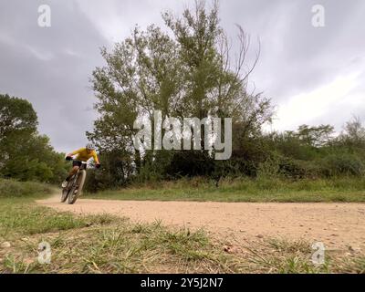 Girona, Spanien - 21. September 2024: Mountainbiker-Rennradfahren beim Marathon Cup BTT Stockfoto