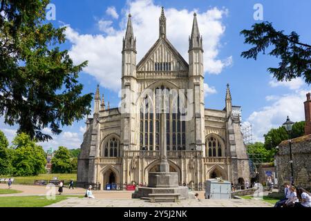 Winchester Cathedral und war Memorial Cross in Cathedral Close in der Stadt Winchester Hampshire England Großbritannien GB Europa Stockfoto