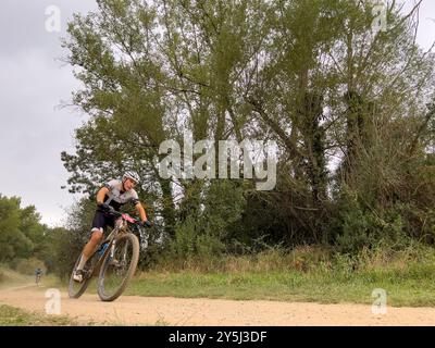 Girona, Spanien - 21. September 2024: Mountainbiker-Rennradfahren beim Marathon Cup BTT Stockfoto