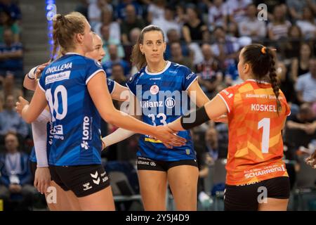 Maria Segura Palleres (Allianz MTV Stuttgart, #33) - nachdenklich im ersten Satz / DE, Allianz MTV Stuttgart vs. SSC Palmberg Schwerin, Sparda-Bank Supercup 2024, VBL, Spielzeit 2024/2025, 22.09.2024 Foto: Eibner/Sandy Dinkelacker Stockfoto