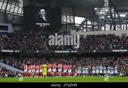 Spieler und Fans beobachten eine Minute Applaus für den verstorbenen Sir Howard Bernstein vor dem Spiel der Premier League im Etihad Stadium in Manchester. Bilddatum: Sonntag, 22. September 2024. Stockfoto