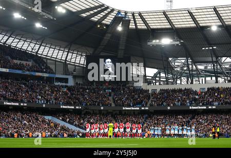 Spieler und Fans beobachten eine Minute Applaus für den verstorbenen Sir Howard Bernstein vor dem Spiel der Premier League im Etihad Stadium in Manchester. Bilddatum: Sonntag, 22. September 2024. Stockfoto