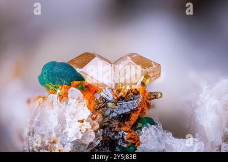 Brauner ZwillingsCerussit mit grünem Malachit mit dunkelgelbem Mimetit auf Quarz. Exemplar aus Mas dieu, Laval-Pradel, Gard, Frankreich. Mikrofoto Stockfoto