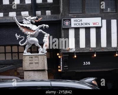 Nahaufnahme des High Holborn Straßenschilds mit der Drachengrenze der Stadt London vor dem ursprünglichen Tudor Fachwerkgebäude Staple Inn Stockfoto