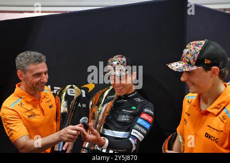 Singapur, Singapur. September 2024. (L bis R): Andrea Stella (ITA) McLaren Team Principal mit Rennsieger Lando Norris (GBR) McLaren und Oscar Piastri (aus) McLaren. Formel-1-Weltmeisterschaft, Rd 18, Grand Prix von Singapur, Sonntag, 22. September 2024. Marina Bay Street Circuit, Singapur. Quelle: James Moy/Alamy Live News Stockfoto