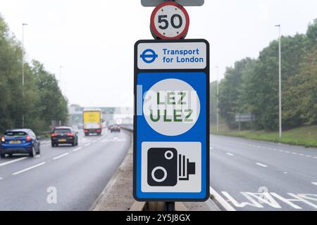 Das Verkehrsschild LEZ und ULEZ VON TFL mit Kamerasymbol zum Auffangen und Laden von Fahrern in den Zonen im Großraum London Großbritannien Stockfoto