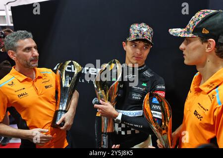 Singapur, Singapur. September 2024. (L bis R): Andrea Stella (ITA) McLaren Team Principal mit Rennsieger Lando Norris (GBR) McLaren und Oscar Piastri (aus) McLaren. Formel-1-Weltmeisterschaft, Rd 18, Grand Prix von Singapur, Sonntag, 22. September 2024. Marina Bay Street Circuit, Singapur. Quelle: James Moy/Alamy Live News Stockfoto