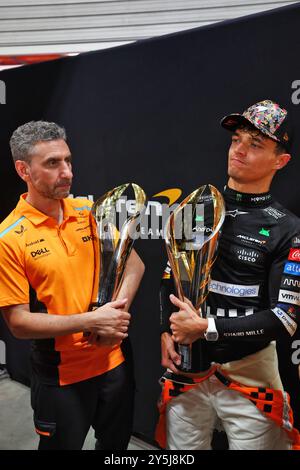 Singapur, Singapur. September 2024. (L bis R): Andrea Stella (ITA) McLaren Team Principal mit Rennsieger Lando Norris (GBR) McLaren. Formel-1-Weltmeisterschaft, Rd 18, Grand Prix von Singapur, Sonntag, 22. September 2024. Marina Bay Street Circuit, Singapur. Quelle: James Moy/Alamy Live News Stockfoto