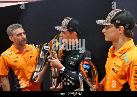 Singapur, Singapur. September 2024. (L bis R): Andrea Stella (ITA) McLaren Team Principal mit Rennsieger Lando Norris (GBR) McLaren und Oscar Piastri (aus) McLaren. Formel-1-Weltmeisterschaft, Rd 18, Grand Prix von Singapur, Sonntag, 22. September 2024. Marina Bay Street Circuit, Singapur. Quelle: James Moy/Alamy Live News Stockfoto