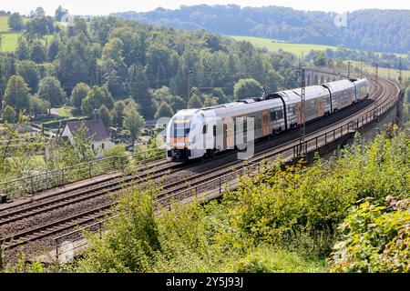 Eisenbahnverkehr auf dem Eisenbahnviadukt Altenbeken. RegionalExpress Zug von National Express RE11 Rhein-Hellweg-Express. Rhein-Ruhr-Express. Auf der Strecke Kassel-Wilhelmshöhe - Hamm HBF. Siemens Desiro HC Triebzüge. Altenbeken, Nordrhein-Westfalen, DEU, Deutschland, 03.09.2024 *** Eisenbahnverkehr auf dem Altenbeken-Eisenbahnviadukt Regionalexpress des Nationalen Express RE11 Rhein Hellweg Express Rhein Ruhr Express auf der Kassel Wilhelmshöhe Hamm HBF-Strecke Siemens Desiro HC werden Triebzüge eingesetzt Altenbeken, Nordrhein-Westfalen, DEU, Deutschland, 03 09 2024 Stockfoto