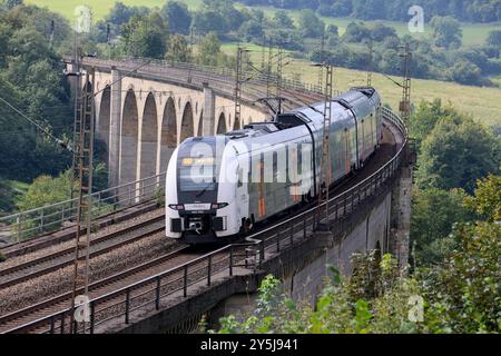 Eisenbahnverkehr auf dem Eisenbahnviadukt Altenbeken. RegionalExpress Zug von National Express RE11 Rhein-Hellweg-Express. Rhein-Ruhr-Express. Auf der Strecke Kassel-Wilhelmshöhe - Hamm HBF. Siemens Desiro HC Triebzüge. Altenbeken, Nordrhein-Westfalen, DEU, Deutschland, 03.09.2024 *** Eisenbahnverkehr auf dem Altenbeken-Eisenbahnviadukt Regionalexpress des Nationalen Express RE11 Rhein Hellweg Express Rhein Ruhr Express auf der Kassel Wilhelmshöhe Hamm HBF-Strecke Siemens Desiro HC werden Triebzüge eingesetzt Altenbeken, Nordrhein-Westfalen, DEU, Deutschland, 03 09 2024 Stockfoto