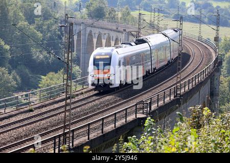 Eisenbahnverkehr auf dem Eisenbahnviadukt Altenbeken. RegionalExpress Zug von National Express RE11 Rhein-Hellweg-Express. Rhein-Ruhr-Express. Auf der Strecke Kassel-Wilhelmshöhe - Hamm HBF. Siemens Desiro HC Triebzüge. Altenbeken, Nordrhein-Westfalen, DEU, Deutschland, 03.09.2024 *** Eisenbahnverkehr auf dem Altenbeken-Eisenbahnviadukt Regionalexpress des Nationalen Express RE11 Rhein Hellweg Express Rhein Ruhr Express auf der Kassel Wilhelmshöhe Hamm HBF-Strecke Siemens Desiro HC werden Triebzüge eingesetzt Altenbeken, Nordrhein-Westfalen, DEU, Deutschland, 03 09 2024 Stockfoto