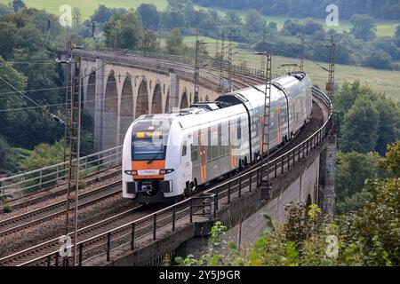 Eisenbahnverkehr auf dem Eisenbahnviadukt Altenbeken. RegionalExpress Zug von National Express RE11 Rhein-Hellweg-Express. Rhein-Ruhr-Express. Auf der Strecke Kassel-Wilhelmshöhe - Hamm HBF. Siemens Desiro HC Triebzüge. Altenbeken, Nordrhein-Westfalen, DEU, Deutschland, 03.09.2024 *** Eisenbahnverkehr auf dem Altenbeken-Eisenbahnviadukt Regionalexpress des Nationalen Express RE11 Rhein Hellweg Express Rhein Ruhr Express auf der Kassel Wilhelmshöhe Hamm HBF-Strecke Siemens Desiro HC werden Triebzüge eingesetzt Altenbeken, Nordrhein-Westfalen, DEU, Deutschland, 03 09 2024 Stockfoto