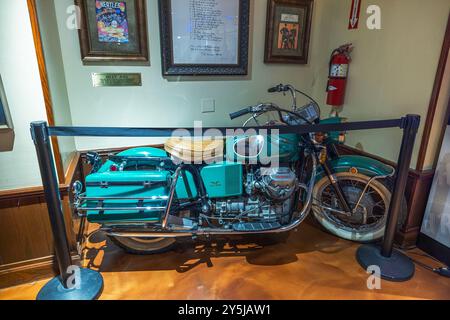 Das grüne Vintage-Motorrad Moto Guzzi, das früher im Besitz von Billy Joel war, wird im Hard Rock Cafe am Times Square, Manhattan, ausgestellt. New York. USA. Stockfoto
