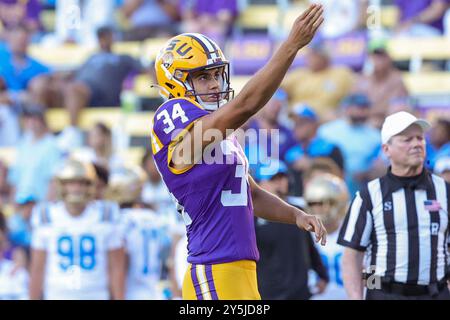 Baton Rouge, LA, USA. September 2024. LSU-Kicker Damian Ramos (34) stellt im Tiger Stadium in Baton Rouge, LA ein Field Goal zwischen den UCLA Bruins und den LSU Tigers auf. Jonathan Mailhes/CSM/Alamy Live News Stockfoto