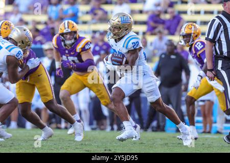 Baton Rouge, LA, USA. September 2024. UCLA Running Back Keegan Jones (22) sucht im Tiger Stadium in Baton Rouge, LA, nach Laufplätzen während des NCAA-Fußballspiels zwischen den UCLA Bruins und den LSU Tigers. Jonathan Mailhes/CSM/Alamy Live News Stockfoto