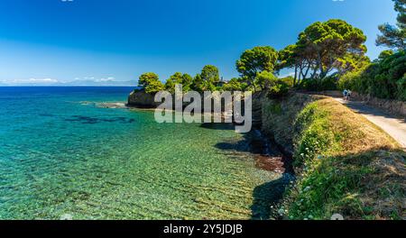 Wunderschöne mediterrane Landschaft in Punta Licosa, in der Nähe von Castellabate in der Region Cilento. Provinz Salerno, Kampanien, Italien. Stockfoto