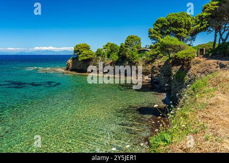 Wunderschöne mediterrane Landschaft in Punta Licosa, in der Nähe von Castellabate in der Region Cilento. Provinz Salerno, Kampanien, Italien. Stockfoto