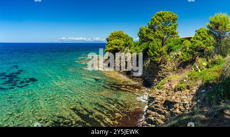 Wunderschöne mediterrane Landschaft in Punta Licosa, in der Nähe von Castellabate in der Region Cilento. Provinz Salerno, Kampanien, Italien. Stockfoto