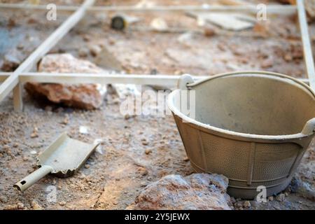 Werkzeuge einer Ausgrabung auf der Suche nach archäologischen und paläontologischen Überresten Stockfoto