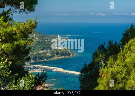 Wunderschöne mediterrane Landschaft in Punta Licosa, in der Nähe von Castellabate in der Region Cilento. Provinz Salerno, Kampanien, Italien. Stockfoto