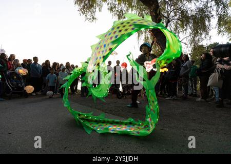 Der Künstler Wei Dai führt einen Drachentanz während der Herbsttagnachtgleiche der Luminata im Green Lake Park von Seattle am Samstag, den 21. September 2024, auf. Stockfoto