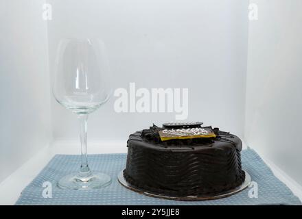 Dunkler Chhocolate-Kuchen und Weinglas für Feier und Party Geburtstagsjubiläum romantisch Stockfoto