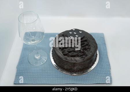 Dunkler Chhocolate-Kuchen und Weinglas für Feier und Party Geburtstagsjubiläum romantisch Stockfoto