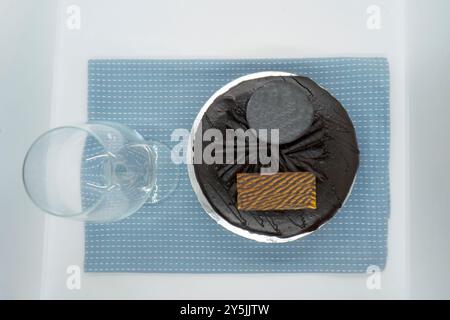 Dunkler Chhocolate-Kuchen und Weinglas für Feier und Party Geburtstagsjubiläum romantisch Stockfoto