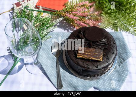 Dunkler Chhocolate-Kuchen und Weinglas für Feier und Party Geburtstagsjubiläum romantisch Stockfoto