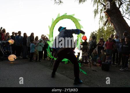 Der Künstler Wei Dai führt einen Drachentanz während der Herbsttagnachtgleiche der Luminata im Green Lake Park von Seattle am Samstag, den 21. September 2024, auf. Stockfoto