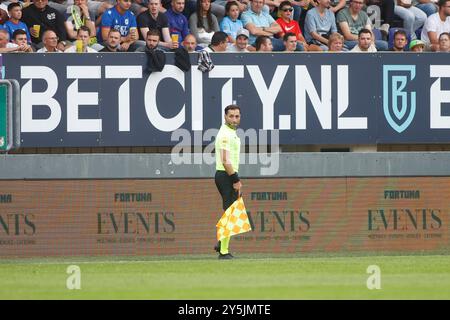 SITTARD, NIEDERLANDE - 22. SEPTEMBER: Der stellvertretende Schiedsrichter Murat Kucukerbir sieht am 22. September 2024 im Fortuna Sittard Stadion in Sittard, Niederlande, beim niederländischen Eredivisie-Spiel zwischen Fortuna Sittard und PSV Eindhoven an. (Foto von Orange Pictures/Orange Pictures) Credit: Orange Pics BV/Alamy Live News Stockfoto