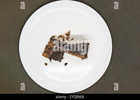 Scheibe einer dunklen Schokolade Trüffel Dark Forest Brown Cake für eine Neujahrsfeier Stockfoto