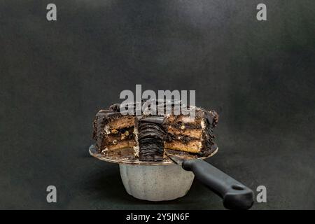 Scheibe einer dunklen Schokolade Trüffel Dark Forest Brown Cake für eine Neujahrsfeier Stockfoto