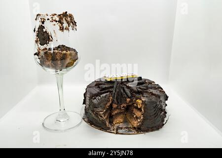 Dunkler Chhocolate-Kuchen und Weinglas für Feier und Party Geburtstagsjubiläum romantisch Stockfoto