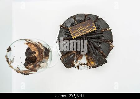 Dunkler Chhocolate-Kuchen und Weinglas für Feier und Party Geburtstagsjubiläum romantisch Stockfoto